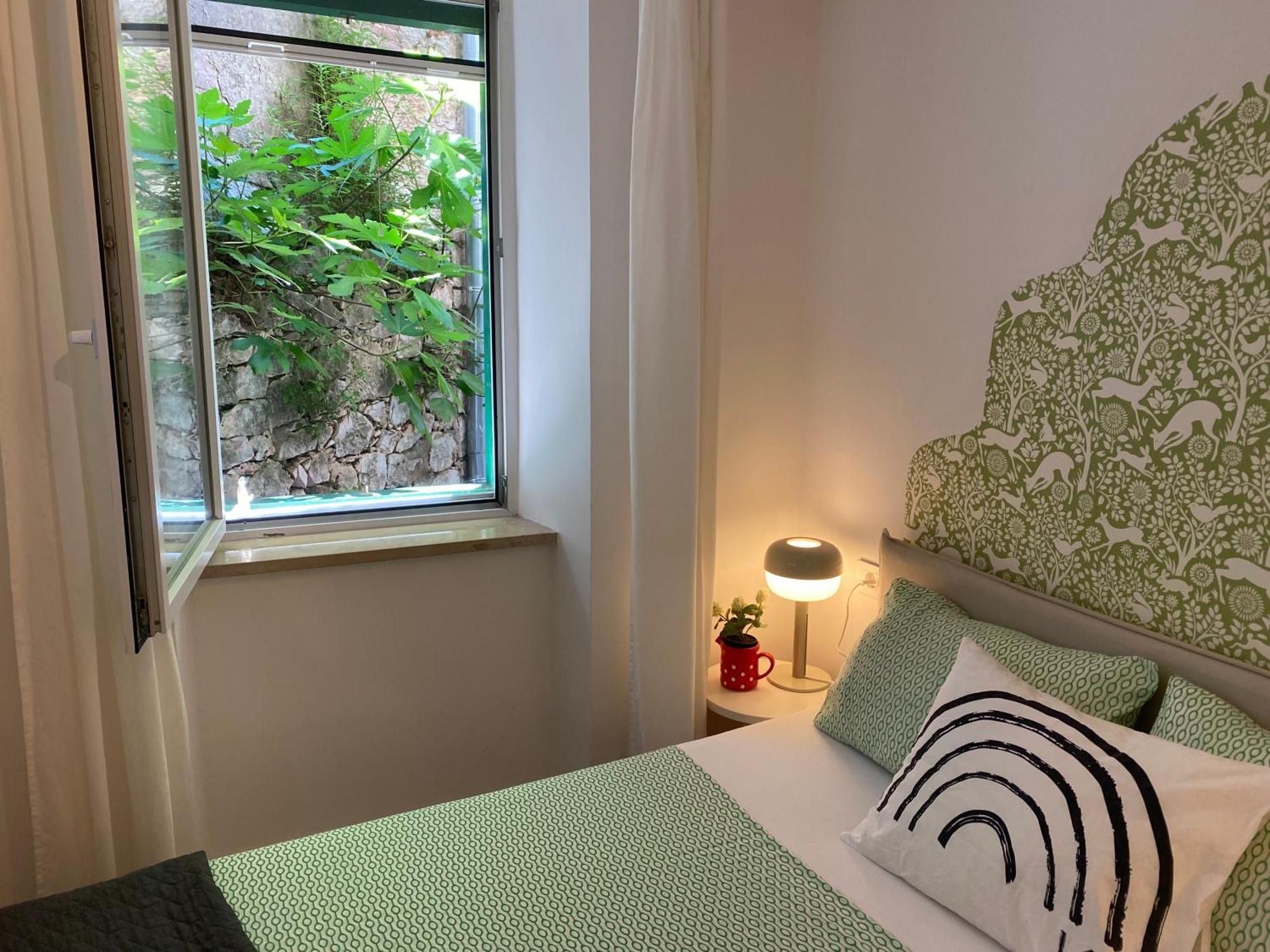 The Mint Hotel Ровин Екстериор снимка