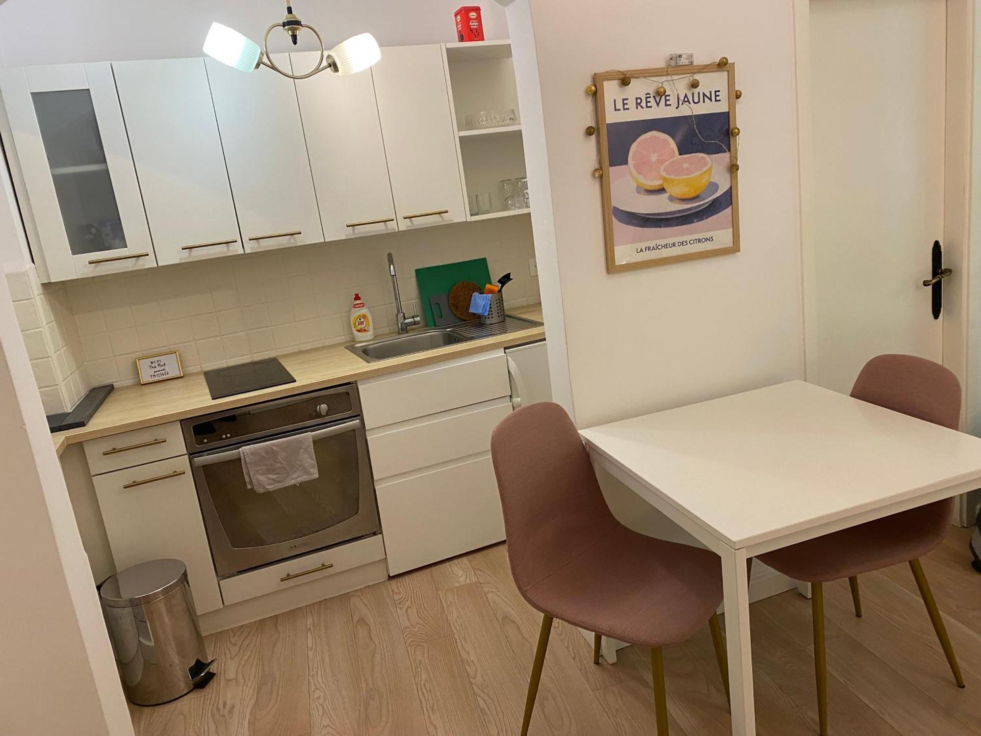 The Mint Hotel Ровин Екстериор снимка