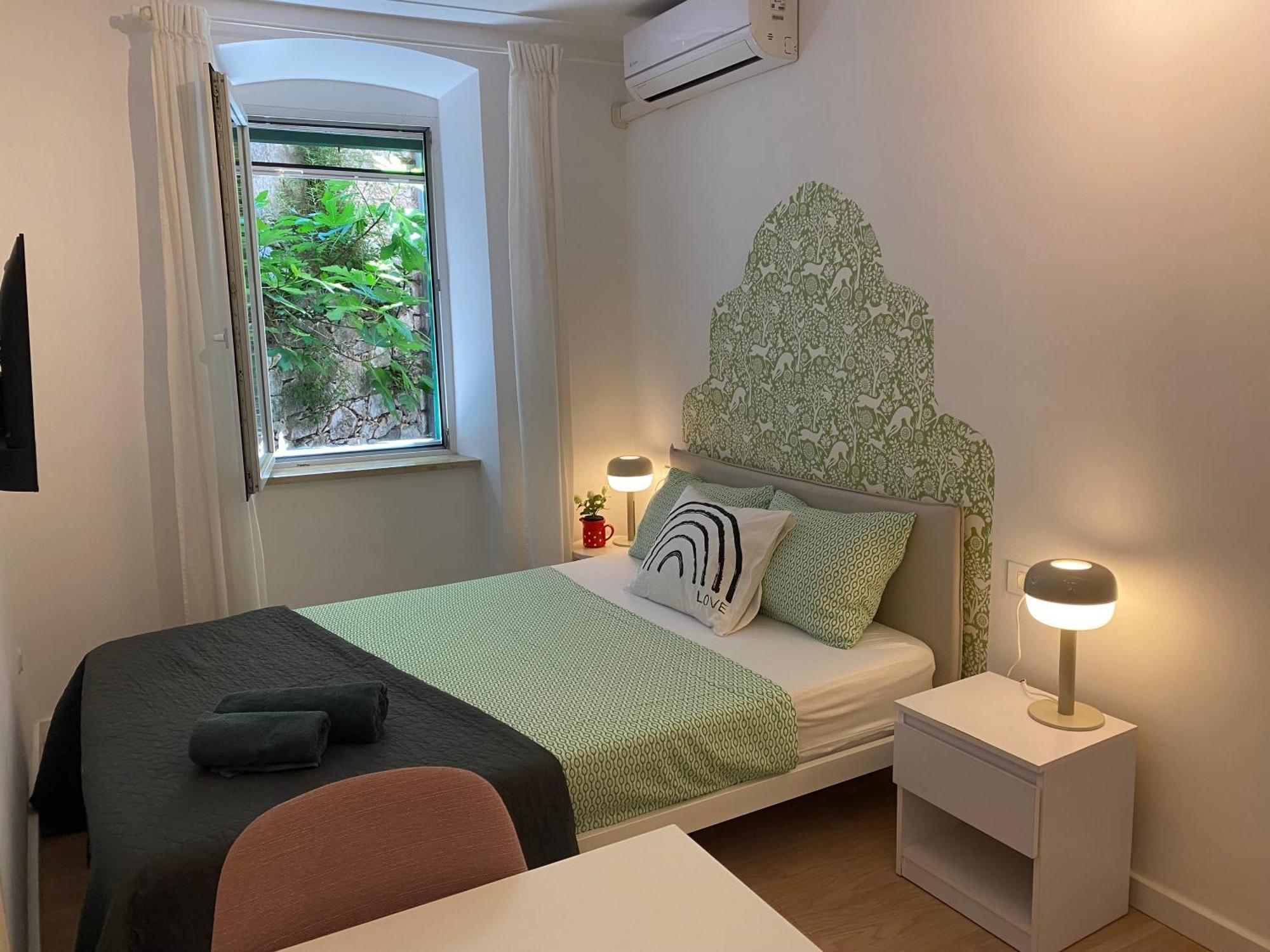 The Mint Hotel Ровин Екстериор снимка